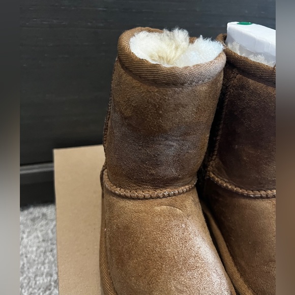 Chestnut classic uggs - Picture 3 of 3